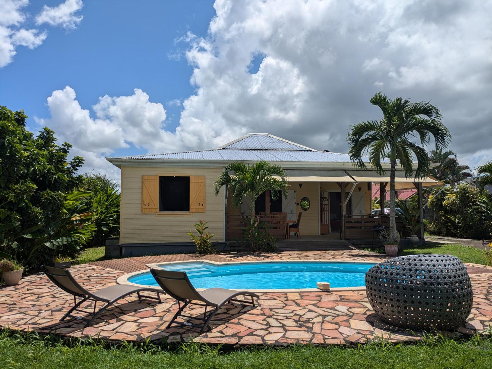 Charmante Villa Creole Climatisee, Jardin Tropical Et Piscine Prives Lamentin Esterno foto
