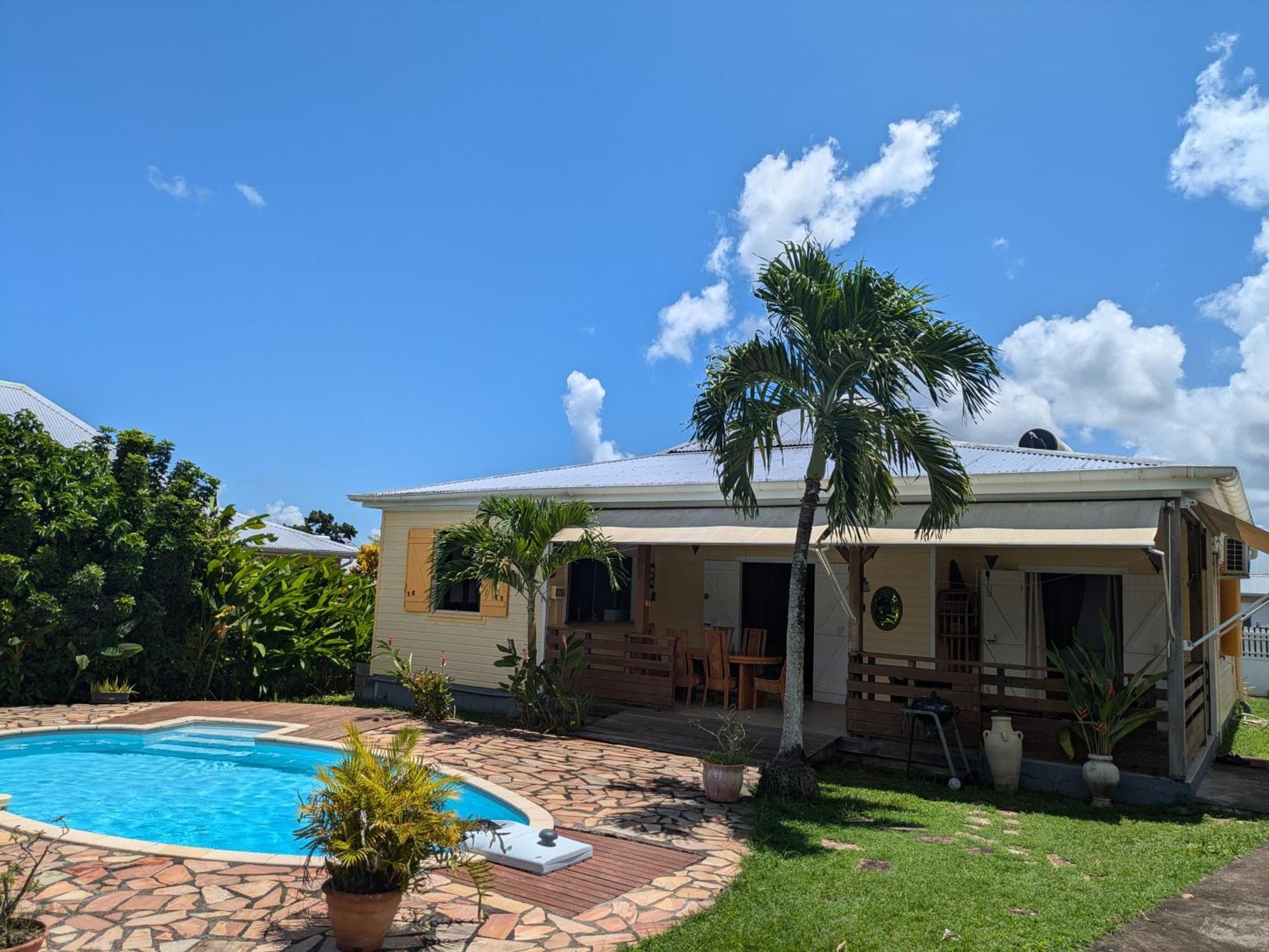 Charmante Villa Creole Climatisee, Jardin Tropical Et Piscine Prives Lamentin Esterno foto